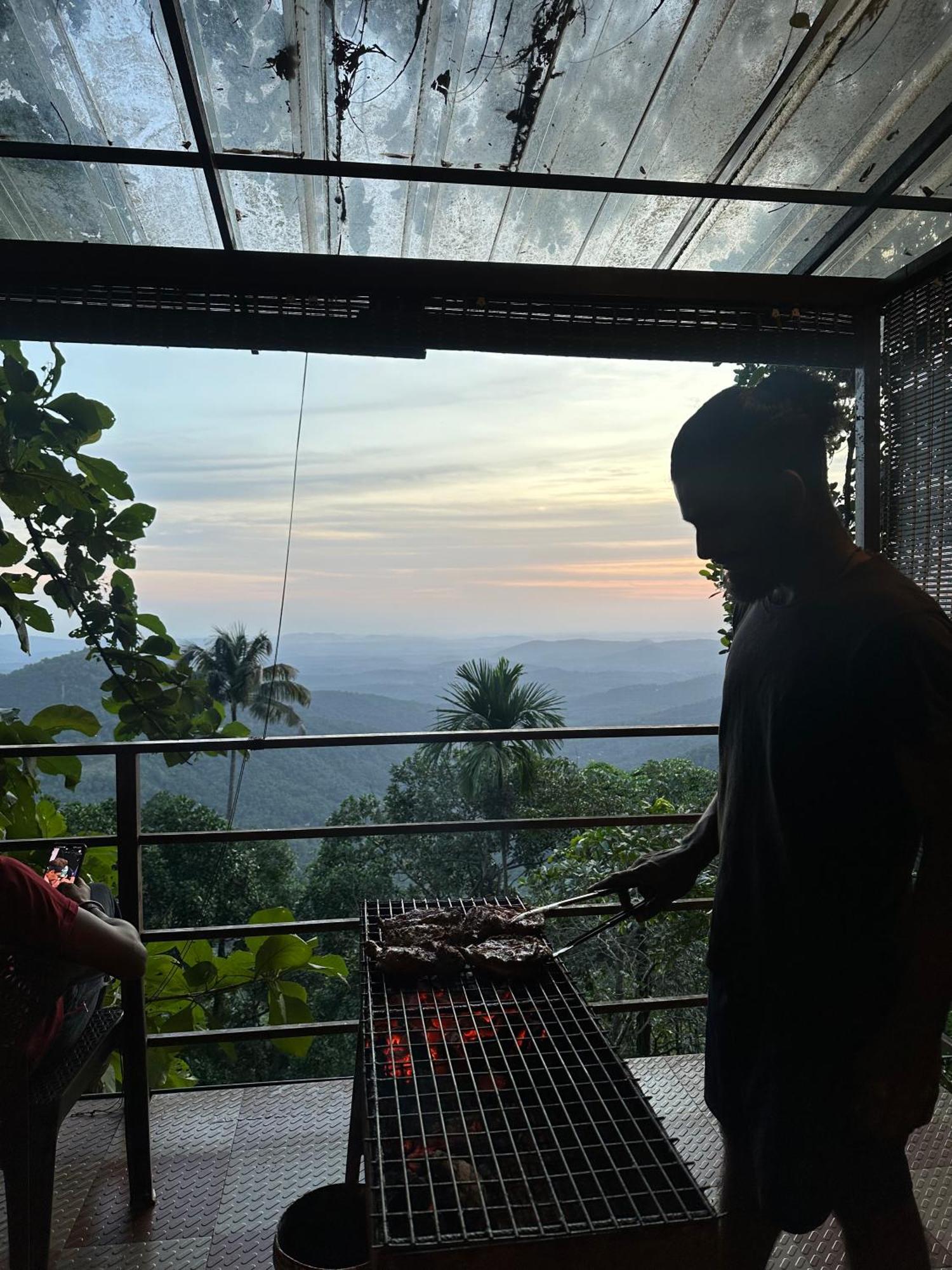 Sunset Valley Kerala Pool Resort - Serene Natural Forest Cottage Stay In Idukki With Sunrise & Sunset Panoramas, Natural Streams & Tranquil Summer Evenings Pīrmed Exterior foto